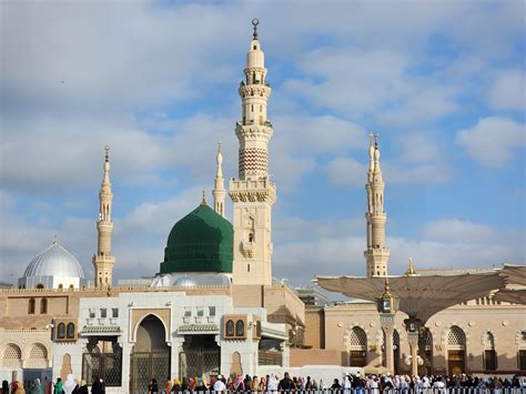 Muslim pilgrims flock to Prophet's Mosque in Medina during Umrah | Daily Sabah