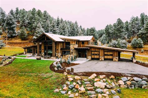 Rustic ranch house with a bike barn in Colorado: HandleBar Ranch