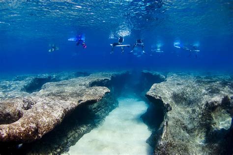 What Lies Beneath: Conquering Fear at Banzai Pipeline - Brian N. Tissot