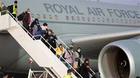 Afghanistan: RAF airlifts 102 people to the UK