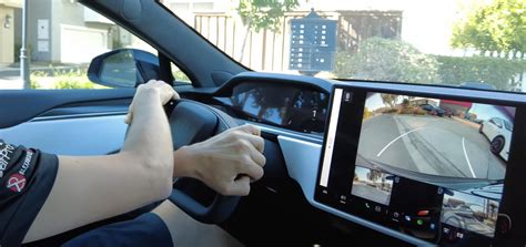 Tesla's new yoke steering wheel looks super awkward to use in first drives - Electrek