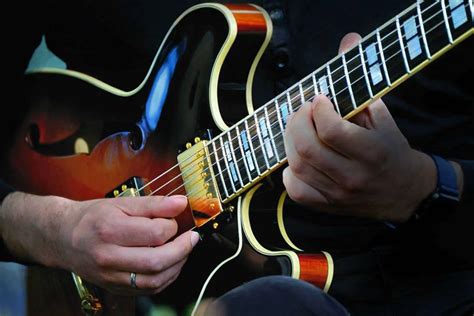 How To Play The Dsus Guitar Chord (Dsus2 & Dsus4) in 10 Ways