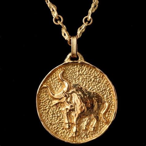 3305: CAVELETI 18K YELLOW GOLD BULL PENDANT-NECKLACE. : Lot 3305