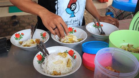 soto lamongan seller prepares a menu at his stall 37750901 Stock Photo at Vecteezy