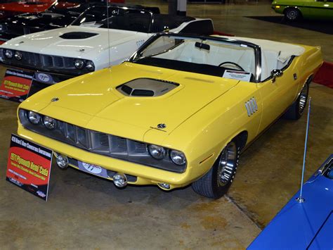 VictorButler33: Wow! 27 Hemi 'Cuda & Challenger Convertibles In One Place!