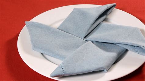 15 DIY Napkin Folding Techniques for a Fancy Dinner Table