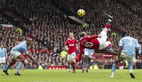 Wayne Rooney's 'stunning' bicycle-kick goal lifts Manchester United ...