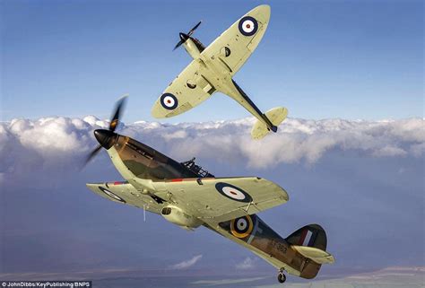 Hawker Hurricane e Supermarine Spitfire. | Wwii fighter planes, Battle of britain, Vintage aircraft