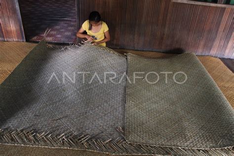 ANYAMAN TIKAR DAYAK IBAN | ANTARA Foto