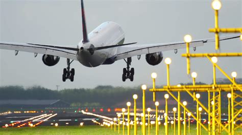 Delta Airlines Airbus A330 landing 7358020 Stock Video at Vecteezy