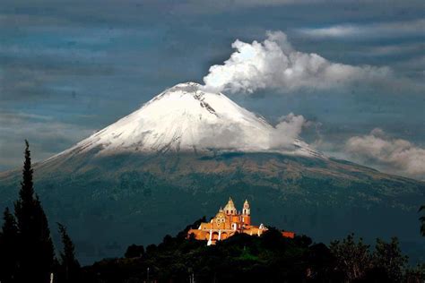 Popocatépetl volcano in Puebla, Mexico | Animal Photo