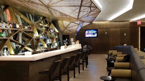 15 Best Airport Lounges in the US [Update 2024]