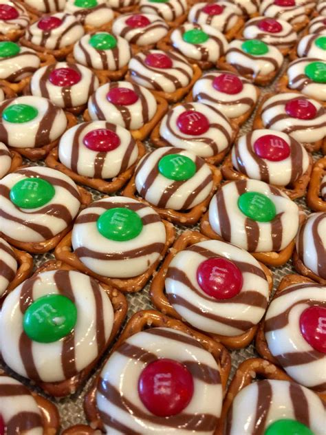 Christmas Pretzel M&M Hugs ~ The Recipe Bandit