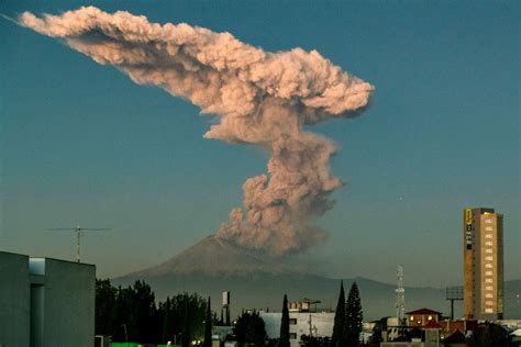 Mexico's Popocatepetl Volcano Spews Ash, Glowing Rock After Crater Explosion | KTLA