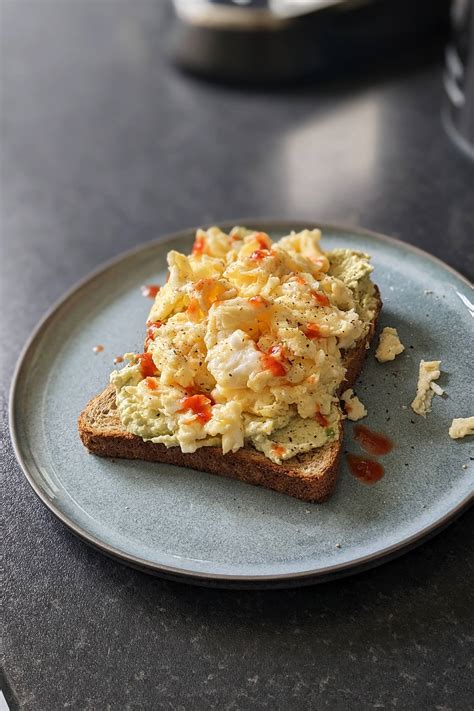 Scrambled Eggs on Avocado Toast - Karinokada