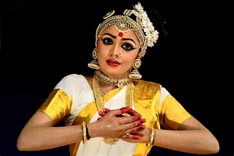 Techniques, repertoire and costumes of Mohiniyattam- the classical dance from Kerala | Tourbeetle