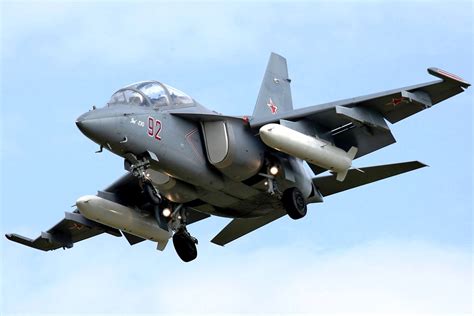 GAMBAR PESAWAT TERBANG: Jet Latih Tempur Yakovlev Yak-130 (Empat)