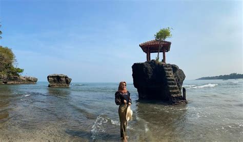 Premium Photo | At pantai karang bolong bante