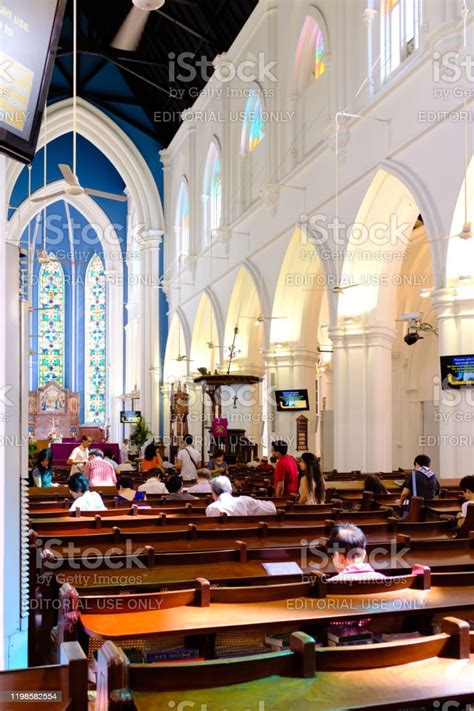 Gambar Orang Berdoa Di Gereja - 50+ Koleksi Gambar