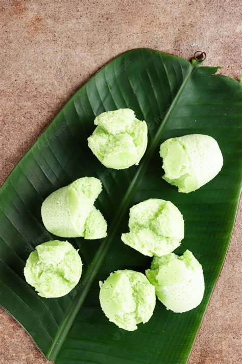 Premium Photo | Kue mangkok pandan or kue apem indonesian traditional ...