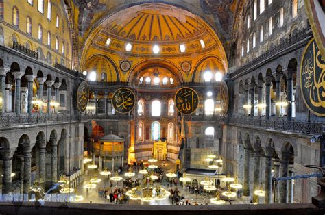 The Stunning Hagia Sophia Museum, Istanbul, Turkey - Traveldigg.com