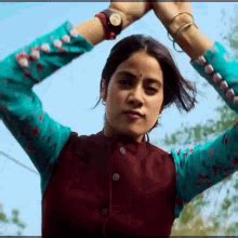 Janhvi Kapoor Nagin Dance GIF - Janhvi Kapoor Nagin Dance Good Luck Jerry - Descubre y comparte GIF