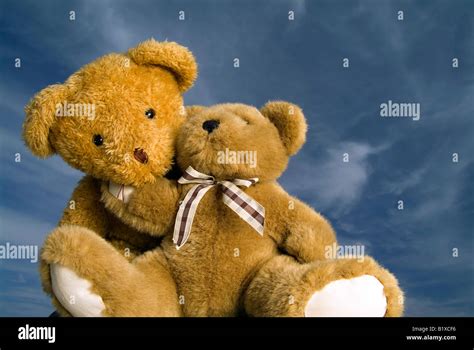 Two teddy bears hugging hi-res stock photography and images - Alamy