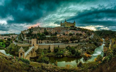 Toledo's Majestic Castle: A Stunning HD Wallpaper