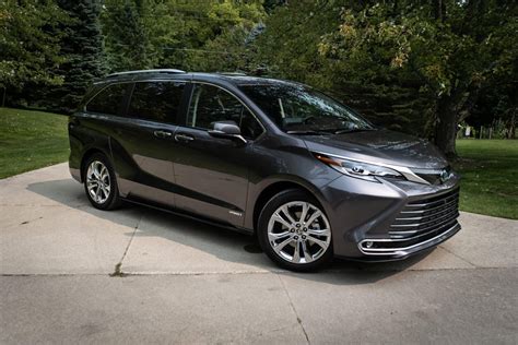 2021 Toyota Sienna Platinum is a surprisingly lux family cruiser - CNET