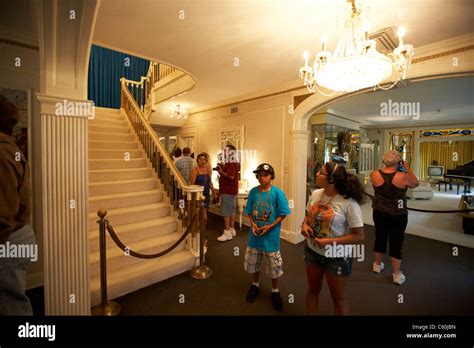 tourists visit graceland mansion with upstairs roped off memphis tennessee usa Stock Photo - Alamy