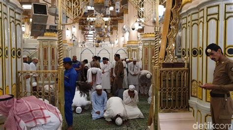 Gambar Orang Berdoa Di Masjid