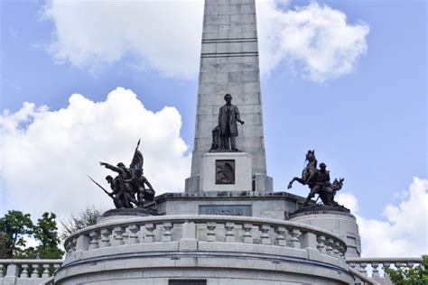 Visiting Lincoln’s Tomb – Love, Laughter, and Luggage