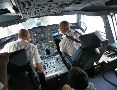 File:Airbus A380 Cockpit.jpg - Wikimedia Commons