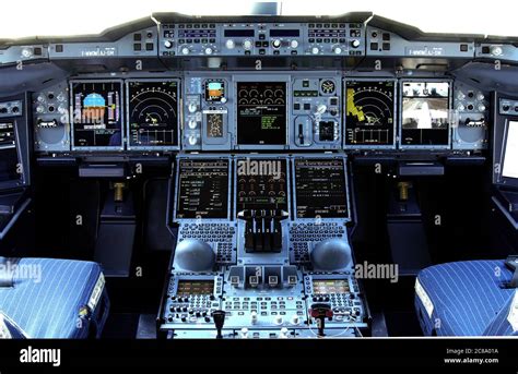 Airbus A380 Cockpit Photo Stock - Alamy