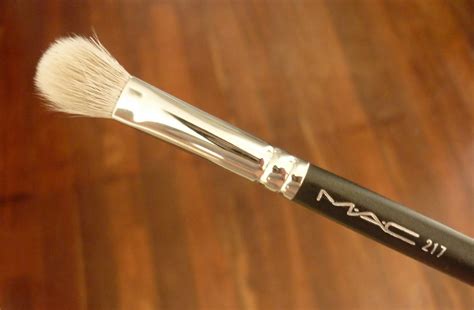 Beauty Down Under: Review: MAC 217 Brush