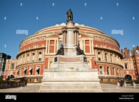 Statue outside royal albert hall hi-res stock photography and images - Alamy