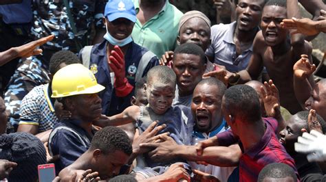 A Race to Save Children After Nigeria Building Collapse, but 8 People Are Dead - The New York Times