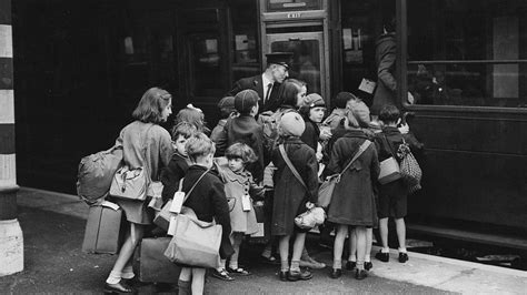 World War Two: Child evacuees remember fleeing the Blitz to Wales - BBC News