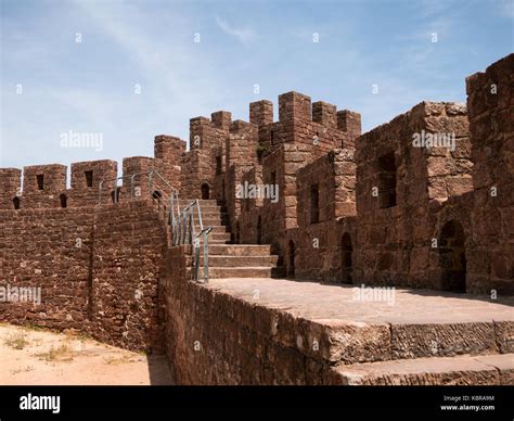 Silves Castle in Algarve, Portugal Stock Photo - Alamy