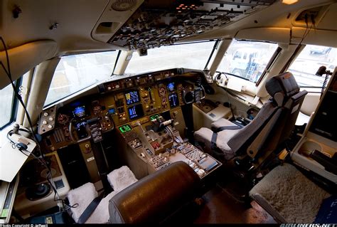 Boeing 757 Cockpit