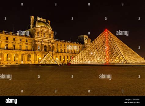 Amazing view of Louvre Museum at night in Paris France Stock Photo - Alamy