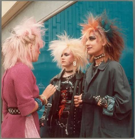 In London, a Celebration of All Things Punk (Published 2016) | Chicas punky, Trajes de punk ...