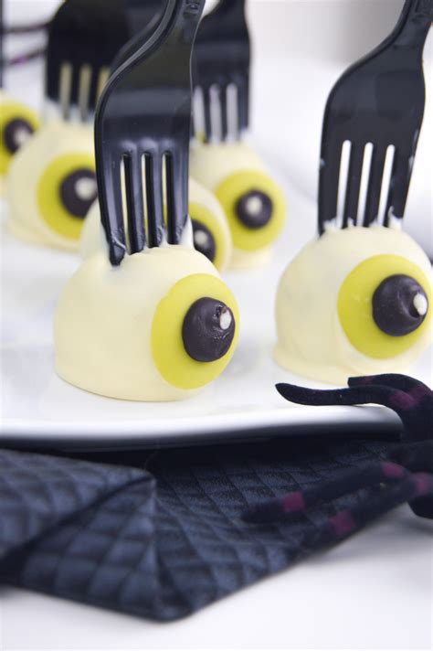 Creepy Eyeball Cake Pops for Halloween | Club Crafted