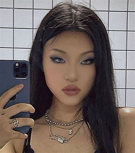 Y2k Makeup Inspo 💜 | Birthday makeup looks, Asian makeup, Y2k makeup looks