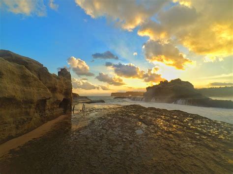 Pantai Klayar: Pantai Dengan Suara Seruling dan Batu Karang yang Indah