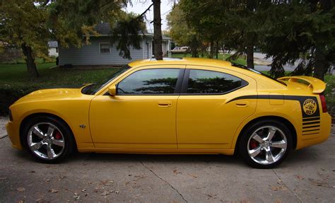 File:2007 Dodge Charger SRT-8 Super Bee.jpg - Wikimedia Commons