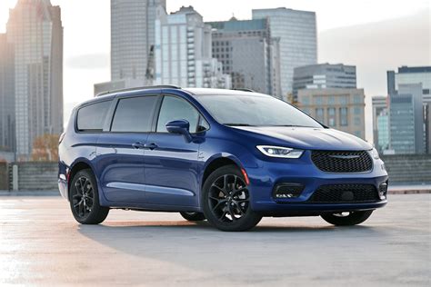 Is the 2021 Chrysler Pacifica Pinnacle Worth $5,000 Over the Pacifica Limited AWD?