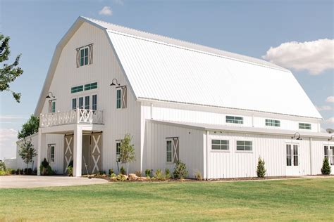 How to Have a Romantic White Barn Wedding in Texas | Barn style house, Barn house plans, Gambrel ...