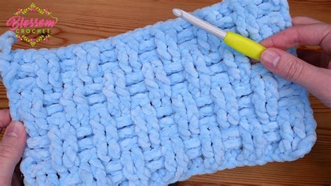 EASIEST Crochet Blanket For Bulky Yarn - How to Crochet The Mini Weave Stitc… | Chunky crochet ...