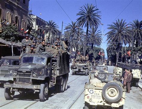 1943, Tunisie, Tunis, Des troupes US circulent la ville | World war ii ...